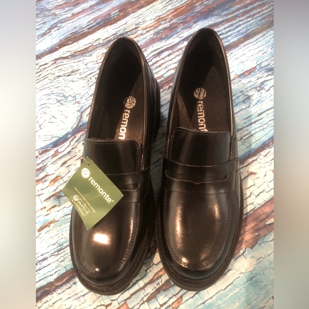 NWT Size 37 Women’s Remonte Black Leather Loafers